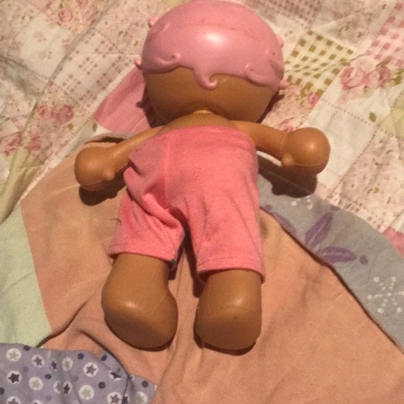 a laloopse doll with shorts and a the belly button - Picture 4 of 4